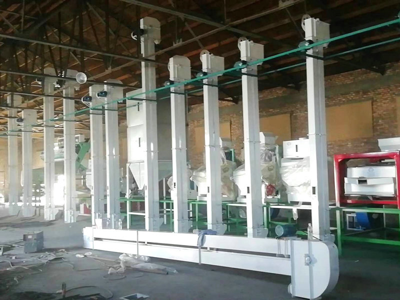 青海格爾木30噸藜麥成套設(shè)備安裝中