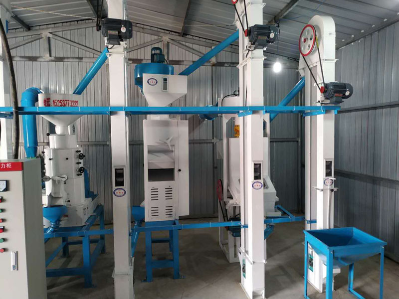 NZJ10型小米成套加工設(shè)備安裝調(diào)試完畢。河北人張家口蔚縣宋家莊鄉(xiāng)宋家莊村