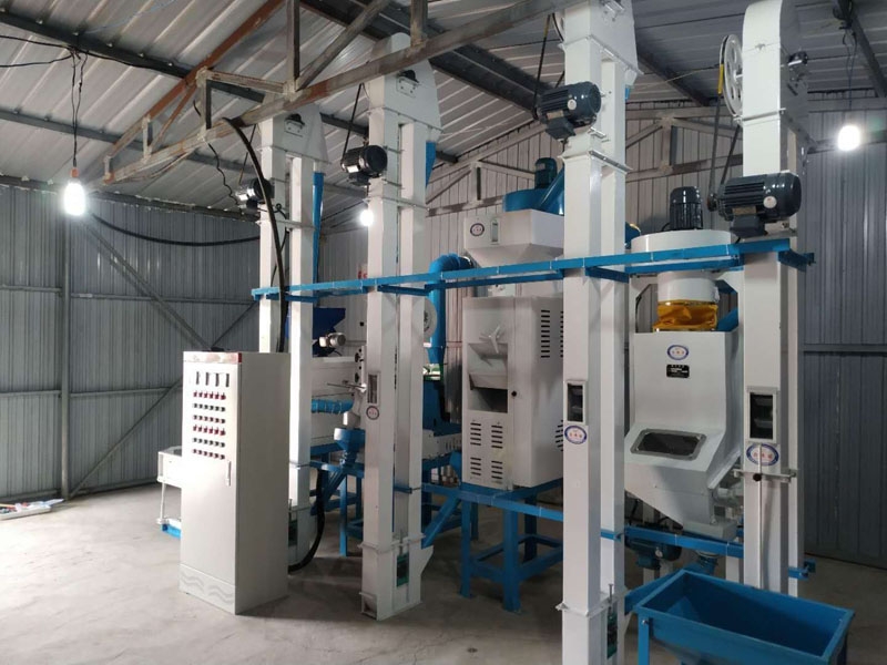 NZJ10型小米成套加工設(shè)備安裝調(diào)試完畢。河北人張家口蔚縣宋家莊鄉(xiāng)宋家莊村